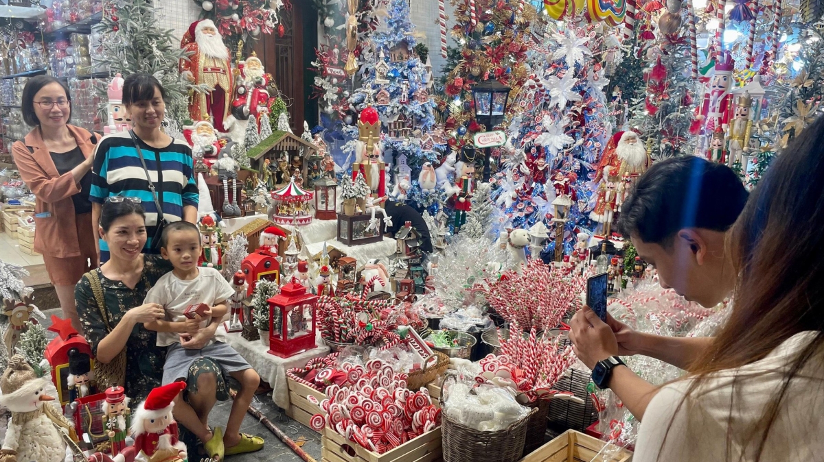 Pre-Christmas hustle and bustle hits Hang Ma street